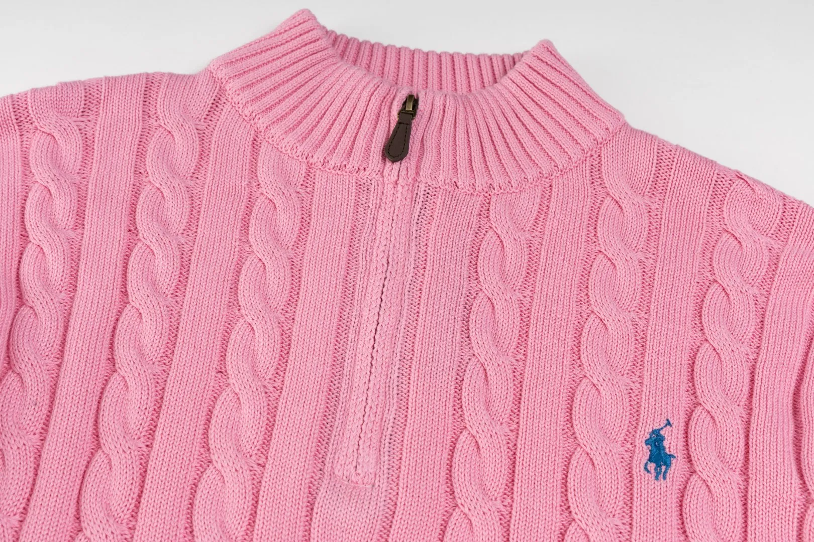 P236 #R92 RALPH LAUREN Ralph Lauren fifteen colors classic small label embroidery logo turtleneck pullover half-zip knitted cable sweater with high-density LOGO embroidery on the chest and original customized tag accessories. Made of pure cotton yarn, pure cotton is skin-friendly and comfortable, small label war horse embroidered twist turtleneck sweater 🐎 high quality, follow the blogger to learn how to wear it! Let’s buy a Ralph Lauren cable sweater. It’s a super hard-to-find series after it became popular. It’s hard to find one on the official website. It’s simple and practical to wear, with a lazy and loose feel. The thickened fabric has more texture, feels soft and delicate, and has a loose fit. Whether worn alone or layered, you can wear different styles of fashion with just one piece!   Size：XS S M L